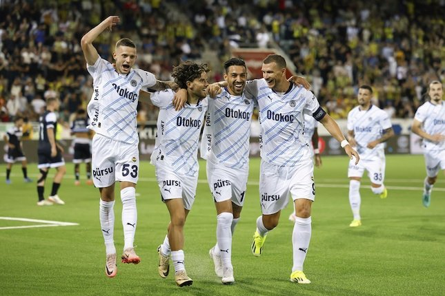 Selebrasi para pemain Fenerbahce dalam laga Kualifikasi Liga Champions versus Lugano, Rabu (24/7/2024). (c) Keystone via AP Photo/Peter Klaunzer